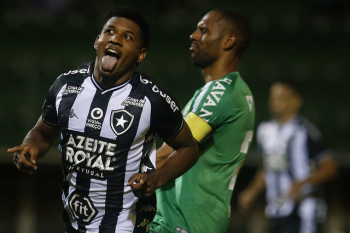 Botafogo vence na Arena Cond e rebaixa a Chape