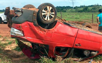 Carro com 7 pessoas capota, criana e jovem morrem em Mato Grosso