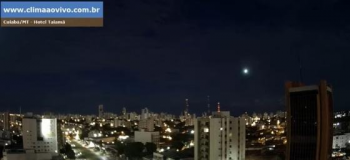 Meteoro cai em Mato Grosso e cmeras registram rastro luminoso