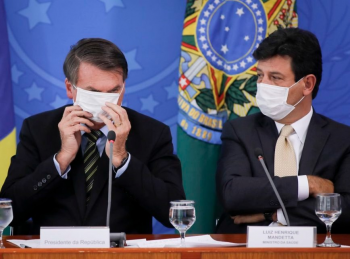 "Ele t igual um peru em chapa quente, no consegue colocar o p no cho", diz Mandetta sobre Bolsonaro