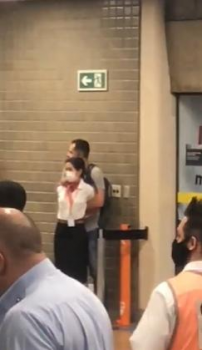 Homem bomba faz funcionria da Gol de refm no aeroporto de Guarulhos; VEJA VDEO