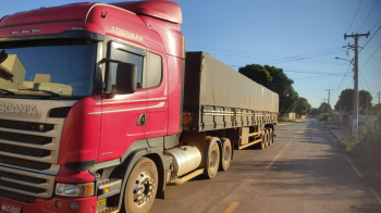 Polcia Civil recupera carreta roubada com carga de caroo de algodo avaliada em cerca de R$ 35 mil