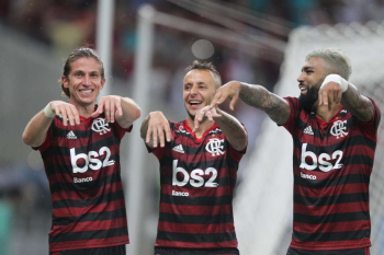 Flamengo vence o Flu em jogo agitado e avana no Carioca