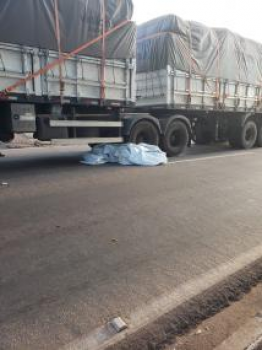 Motoqueiro morre atropelado por carreta bitrem em avenida de VG