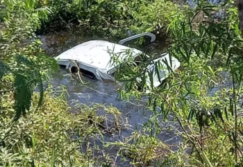 Carro cai em ribanceira em área alagada no Pantanal