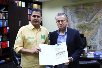 Prefeito entrega ao desembargador Orlando Perri os documentos que apontam um rombo de cerca de 190 milhões