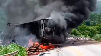 Carreta carregada com combustvel pega fogo aps coliso com outra em rodovia de Mato Grosso; dois mortos