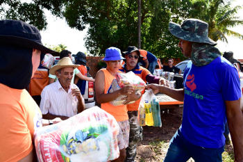 Setasc entrega cestas de alimentos para famlias atingidas pela chuva em Cceres