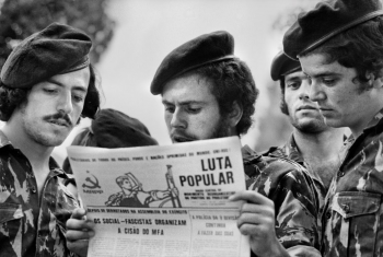 Mostra indita 50 anos da Revoluo dos cravos em Portugal, de Sebastio Salgado | Portugal (1975) | Crdito:  Sebastio Salgado   