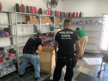 Polcia Civil e Procon Estadual apreendem centenas de pares de chinelos falsificados