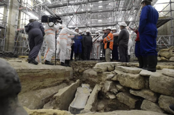 Sarcfago de chumbo do sculo 14  encontrado no subsolo da Notre-Dame de Paris