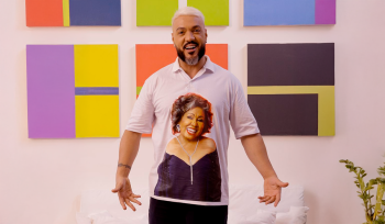 Belo homenageia Alcione e surpreende ao usar camisa com o rosto da cantora em novo vdeo; veja