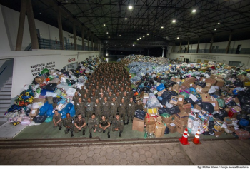 FAB transporta 167 toneladas das 1500 toneladas que j se encontram em bases no Brasil para a Base Area de Canoas