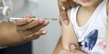 Sade defende permanncia da vacina contra covid 19 em calendrio de vacinao