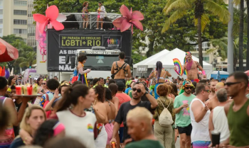 Parada LGBTI+ ocupa orla de Copacabana contra retrocessos