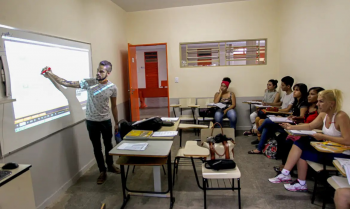 Incentivo para estudantes permanecerem no ensino mdio  aprovado