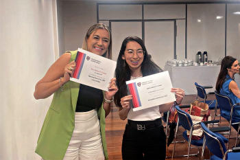Ao lado da professora Luciana Junqueira, Ester Yumi exibe o certificado da Harvard Book Prize