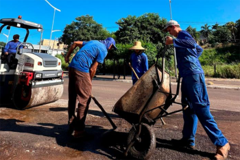 Prefeitura intensifica tapa-buracos no Centro de Barra do Garas