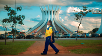 Vitria Silva, carteira h[a 14 anos, faz parte da equipe de 46 mil carteiros e carteiras da empresa