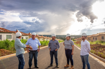 Dr. Adilson vistoria obras do Residencial Carvalho em Barra do Garas