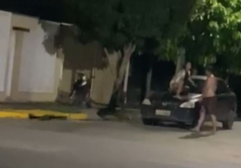 Mulher sobe em para-brisa para impedir marido de fugir com filha