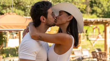Jakelyne Oliveira e Mariano curtem despedida de solteiro com amigos: >Incrvel>