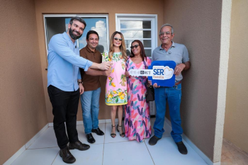 Primeira-dama de MT entrega primeira casa sorteada no Casamento Abenoado
