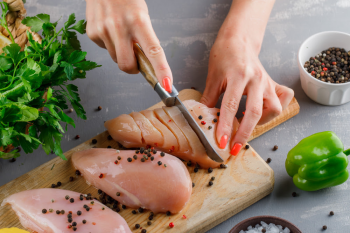 Lavar o frango antes de cozinhar pode estar colocando sua sade em risco, alerta especialista