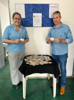 Secretria Municipal de Meio Ambiente e Turismo, Fernanda Soares, segue com a distribuio gratuita de sementes de Crotalria.