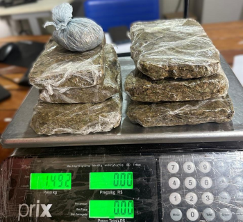 Presos so flagrados por policiais penais tentando entrar com sete tabletes de droga em unidade prisional