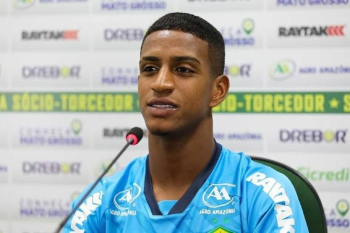 Hostilizado por torcedores aps vice no Estadual, Max tem contrato com o Cuiab at 2028