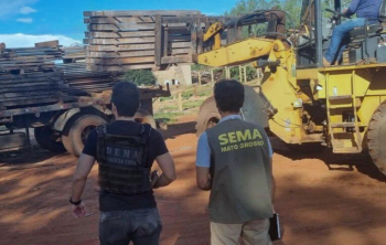 Polcia Civil apreende caminho com carga irregular de madeira e prende foragido