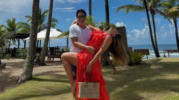 Elaine Mickely e Cesar Filho comemoram 25 anos de casados em praia