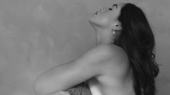 Ana Clara Winter faz topless em ensaio fotogrfico ousado: >Abraa te inteira>
