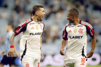 Flamengo assume a liderana do Brasileiro com vitria sobre o Grmio em Porto Alegre