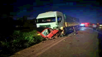Cinco pessoas morrem aps acidente grave entre carro e carreta na BR-163