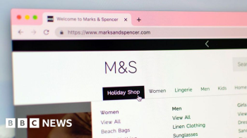 O site da M&S, mostrando seu logotipo simples. Destaca as diferentes categorias de roupas vendidas, como roupas masculinas, femininas e infantis.