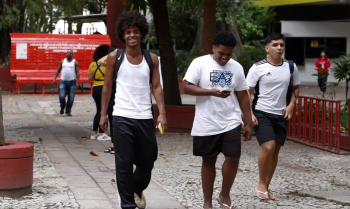Rio de Janeiro(RJ), 10/11/2024 - Primeiros estudantes deixam o local de prova no segundo dia do Exame Nacional do Ensino Mdio (Enem) 2024, na universidade UNINASSAU, no Flamengo, zona sul da cidade. Foto: Tnia Rgo/Agncia Brasil