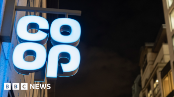 Logotipo da Co-op iluminado  noite em Londres