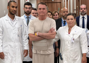 Jair Bolsonaro publico em suas redes sociais uma foto ao lado da equipe mdica que est cuidando dele no Hospital DF Star