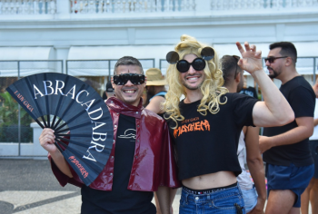 Dois fs de Lady Gaga no Rio de Janeiro, um deles fazendo sinal de garra caracterstico dos "little monsters"