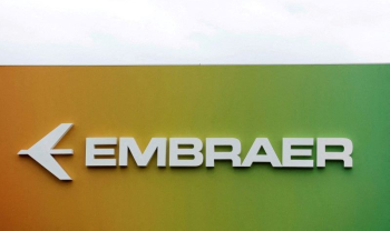 Placa com logo da Embraer • 20/07/2022REUTERS/Peter Cziborra