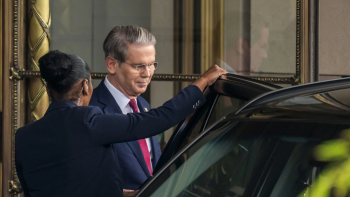 O secretrio do Tesouro dos EUA, Scott Bessent, deixando hotel para reunio sobre tarifas com autoridades chinesas • Getty Images