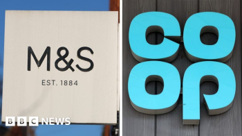 Getty Images Uma imagem composta do logotipo preto da M&S  esquerda e do logotipo azul do Coop  direita.