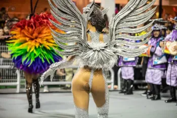 Fantasia de rainha da bateria da Tom Maior rasga na avenida