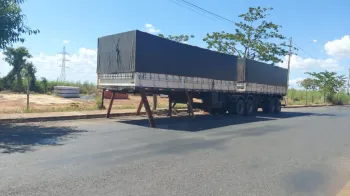 Pol�cia Militar recupera carreta com carga e prende dupla por roubo