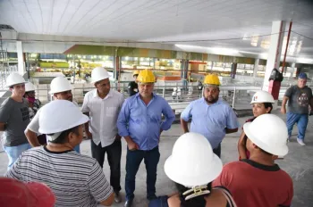 Permission�rios realizam vistoria na obra do Mercado do Porto