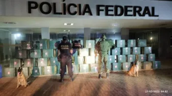 PF e Gefron descobrem quase duas toneladas de coca�na camufladas na mata