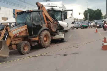 Mec�nico morre ap�s caminh�o bater em retroescavadeira em VG