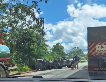 Um morre e 4 ficam feridos em batida entre duas Hilux na BR-163